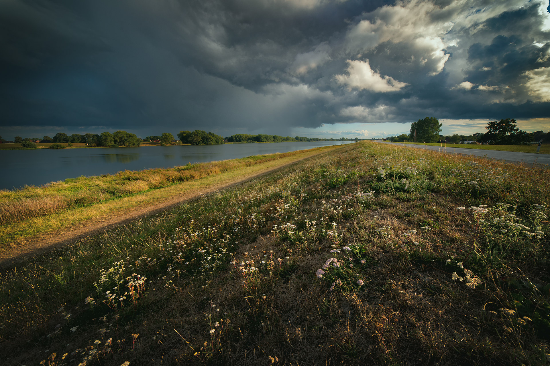 Blick vom Deich auf die Elbe, Schauerwolken am Himmel, fotobagaluten