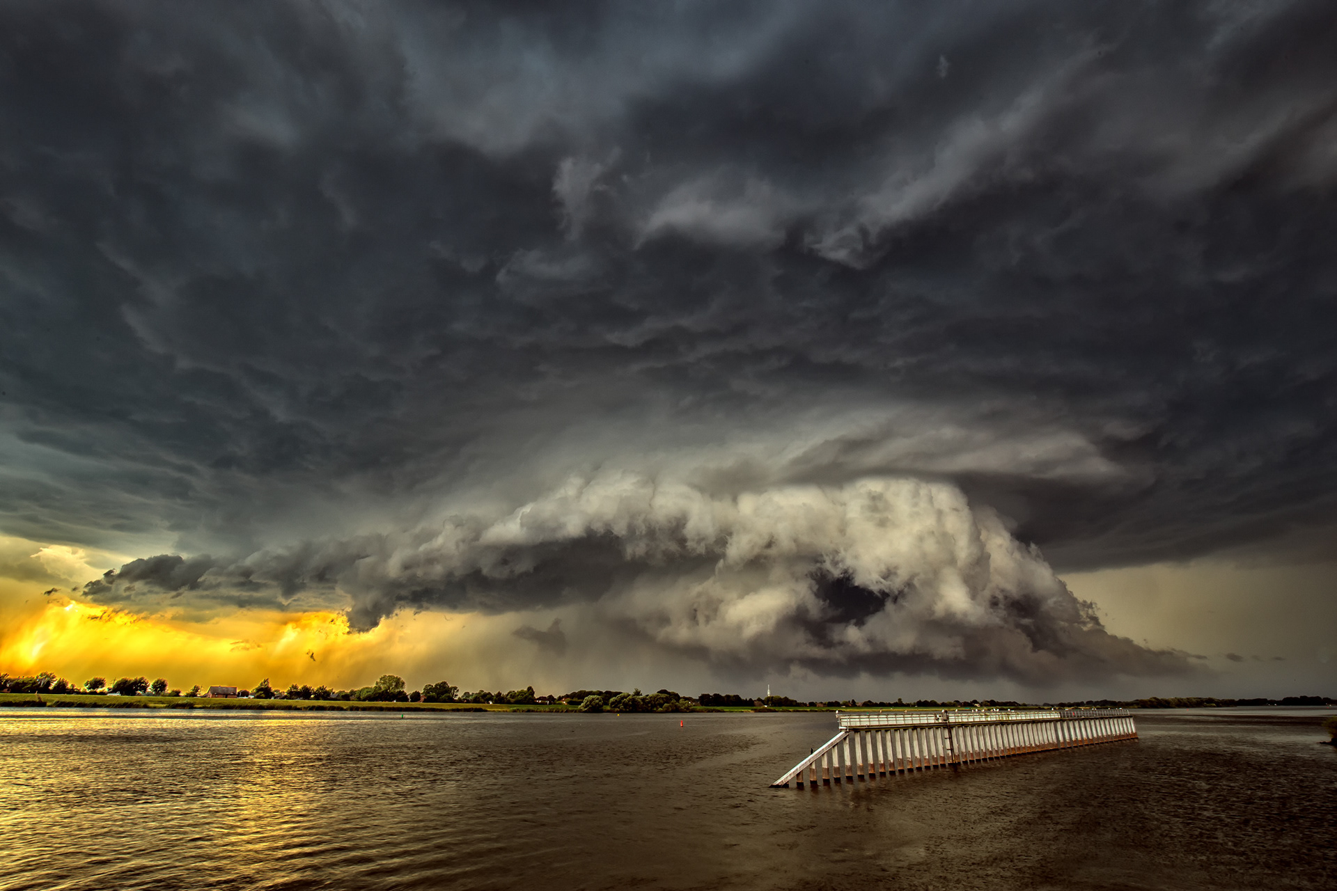 Superzellen Gewitterwolke über der Elbe, fotobagaluten