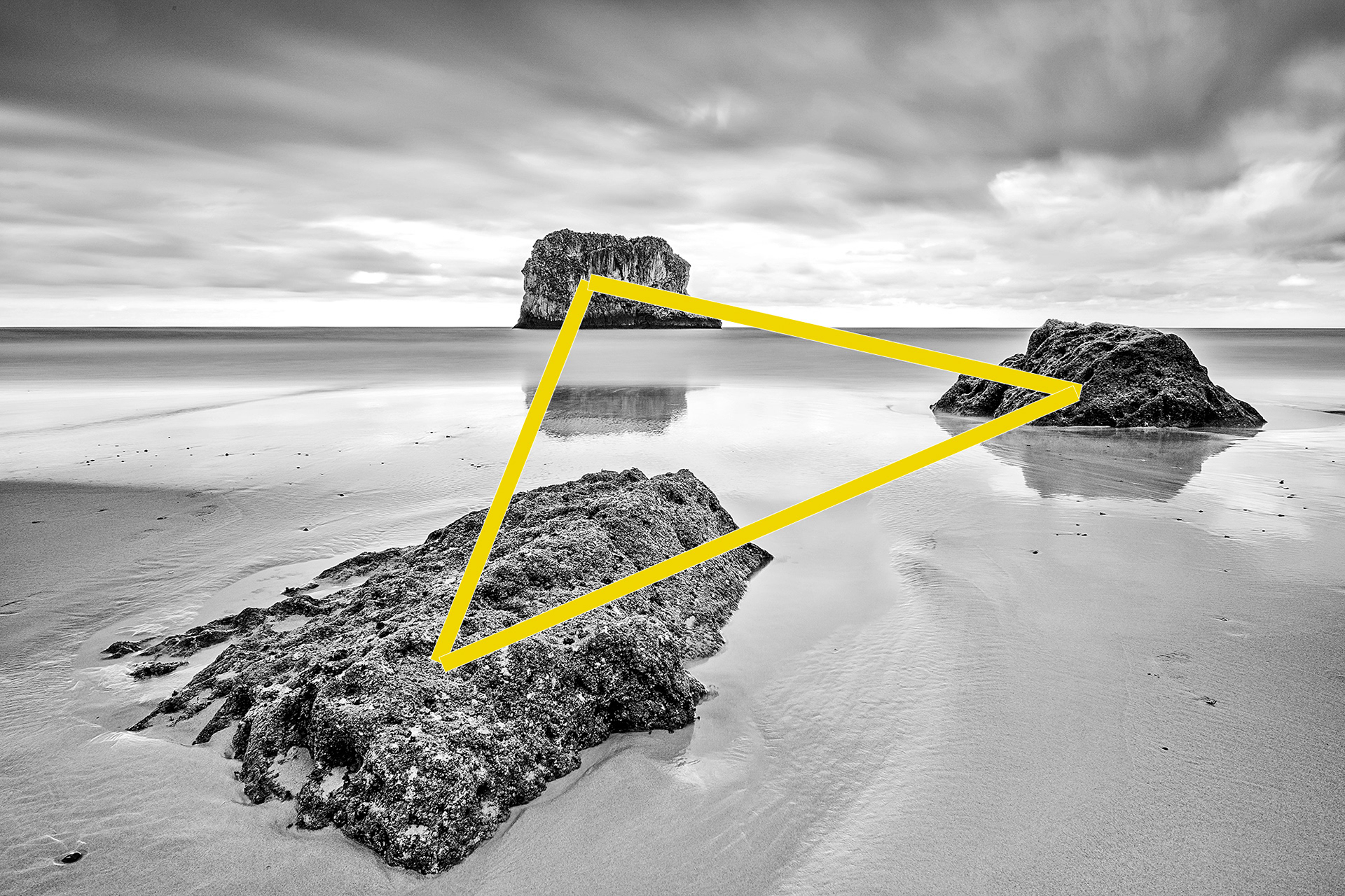 Playa de Ballota en blanco y negro ilustrando un artículo sobre las formas en composición fotografica. Asturias, España.