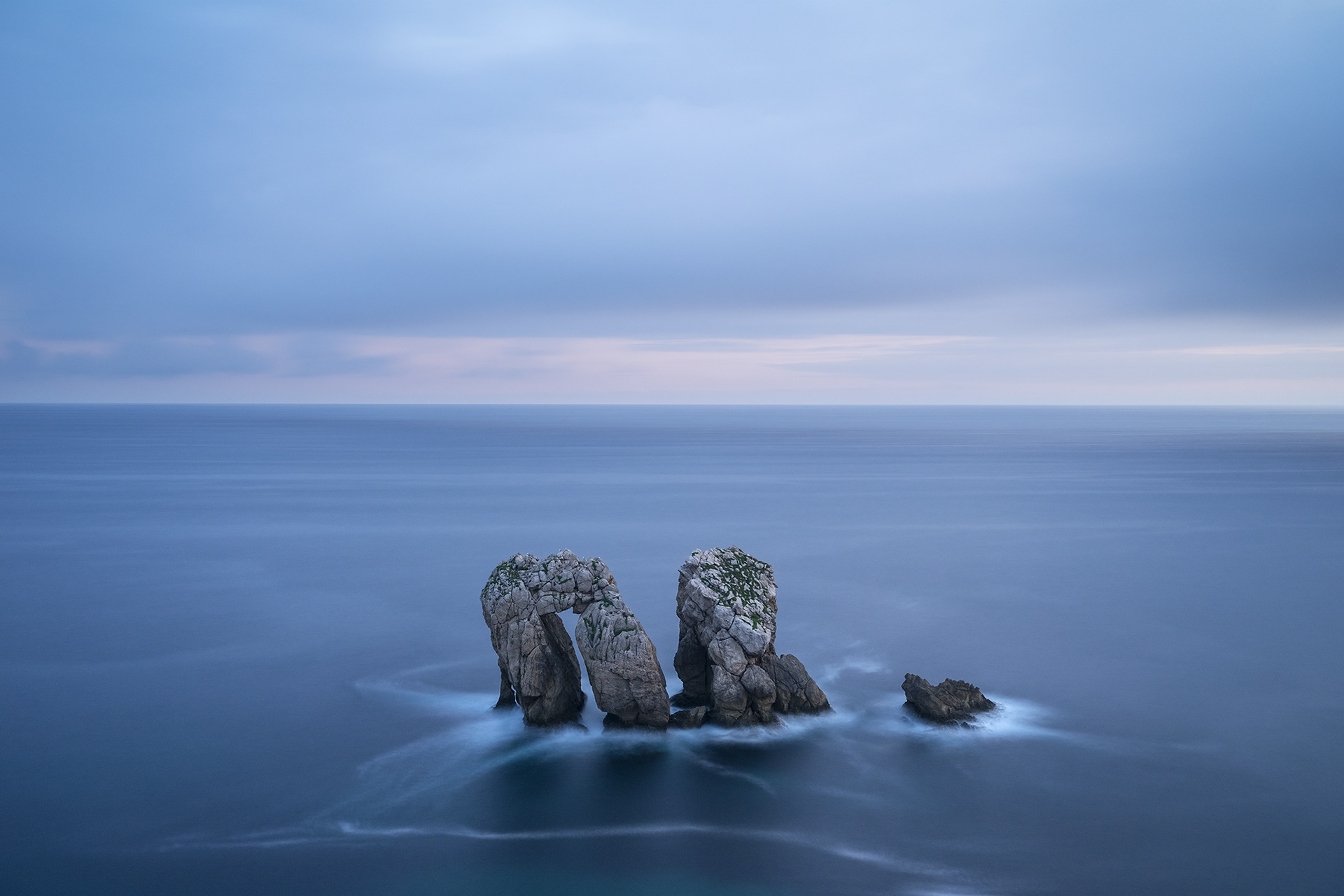 Paisaje de larga exposicion de los Urros de Liencres en Cantabria, España, ilustrndo un articulo sobre armonia y contraste en composicion fotografica