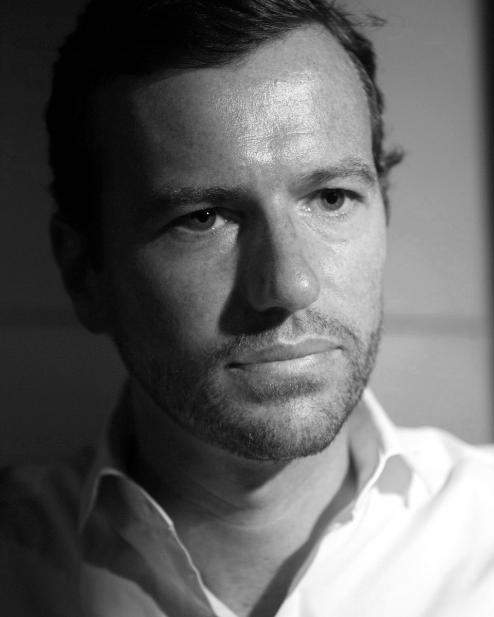 Viscom7030. Rob Waller is a British commercial photographer based in Bangsar, Kuala Lumpur specialising in people & portrait photography, product photography and architectural photography; interiors photography & exterior photography for corporate, editorial and advertising assignments throughout Asia; Hong Kong, Korea, Malaysia, Singapore, Indonesia & the Philippines.