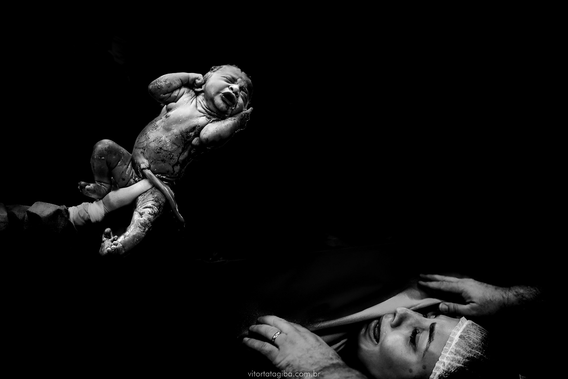 fotografia-de-parto-vitor-tatagiba-rj-rio-de-janeiro-perinatal-laranjeiras-barra-fotografo-fotografia-bebe-nascendo-carioca-parto-lindo-emocionante-obstetra-domingos-lourenço