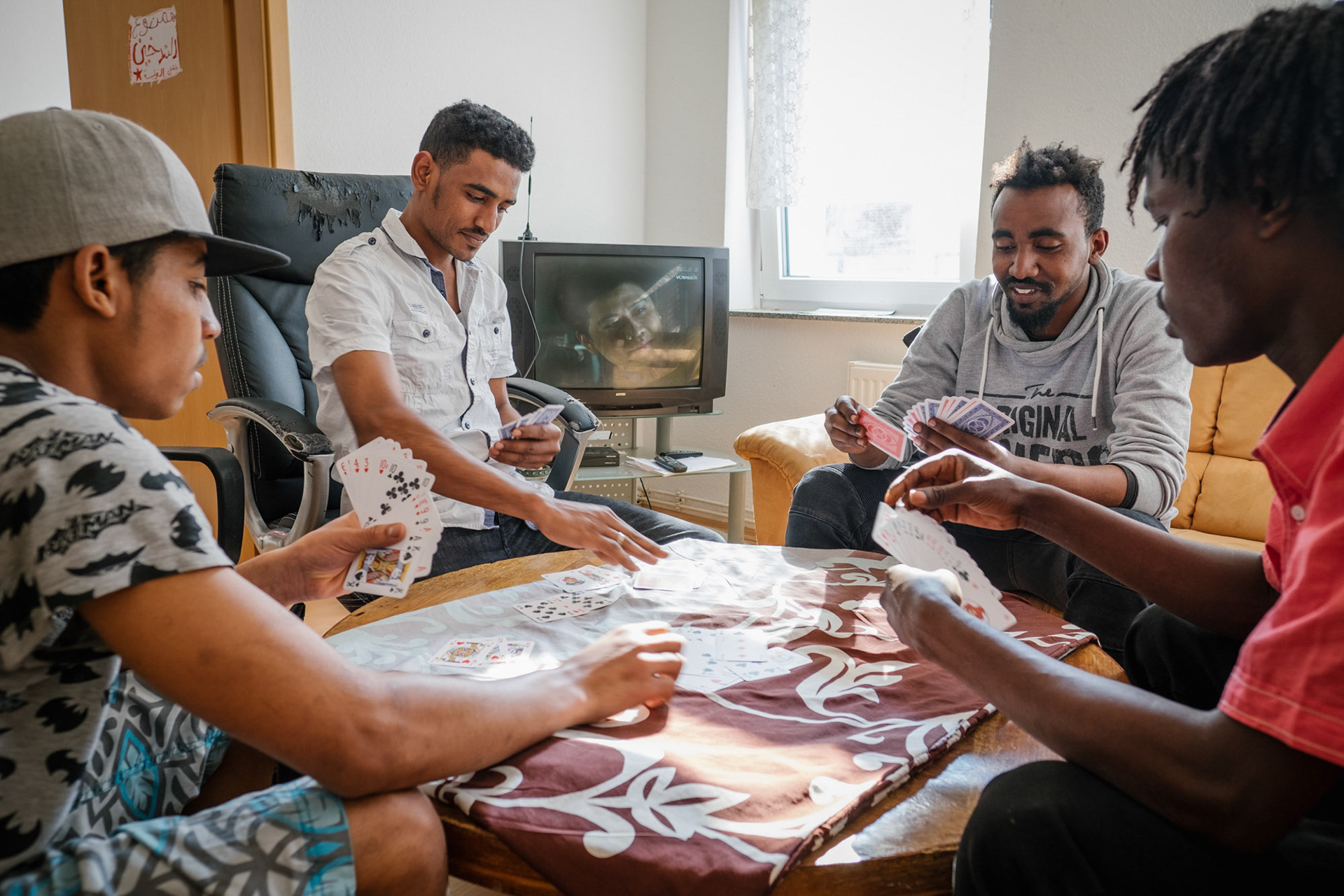 In der gemeinsamen WG sitzen die Teamkollegen häufig zusammen und spielen Karten oder schauen Fernsehen.