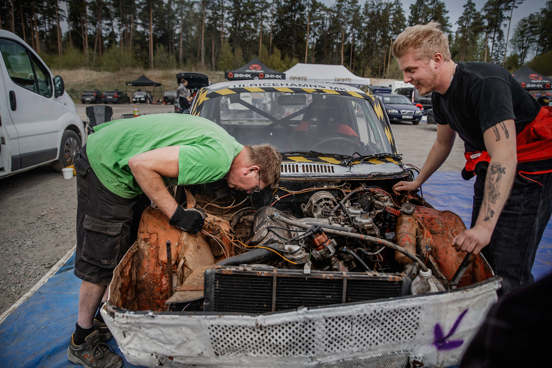 Kevin och Lars-Göran Thor försöker hitta felet på bilen.