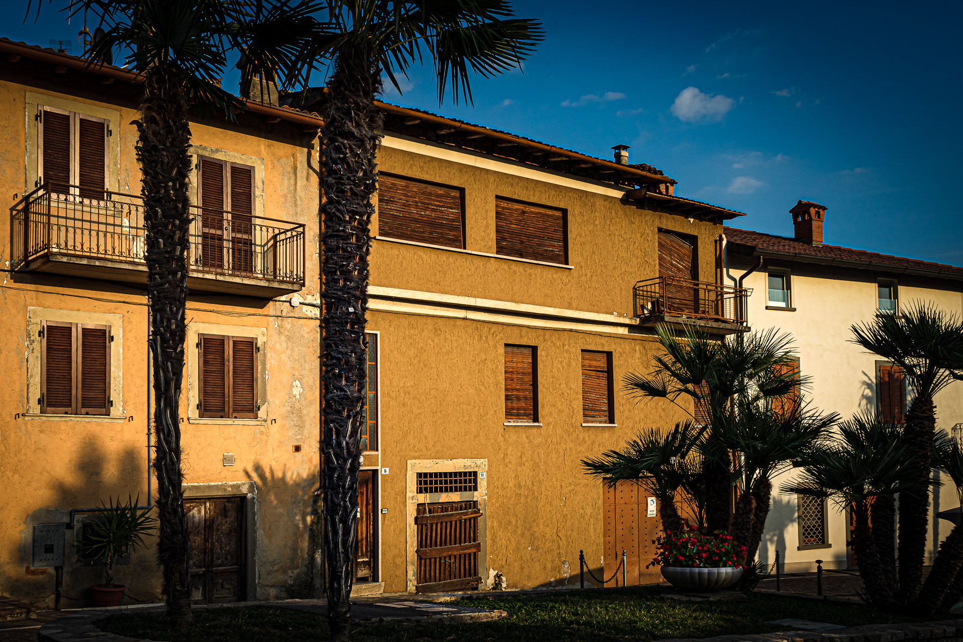 Not all alleys and streets in the towns on the lake are polished to a high gloss for tourists. Almost everywhere, however, ochre and yellow dominate the facades of the houses.