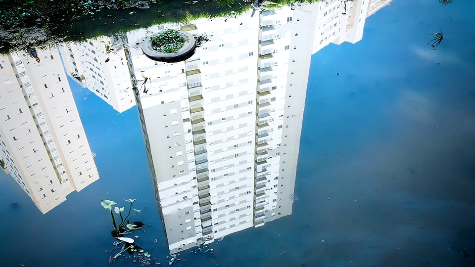 Edifício com córrego a céu aberto