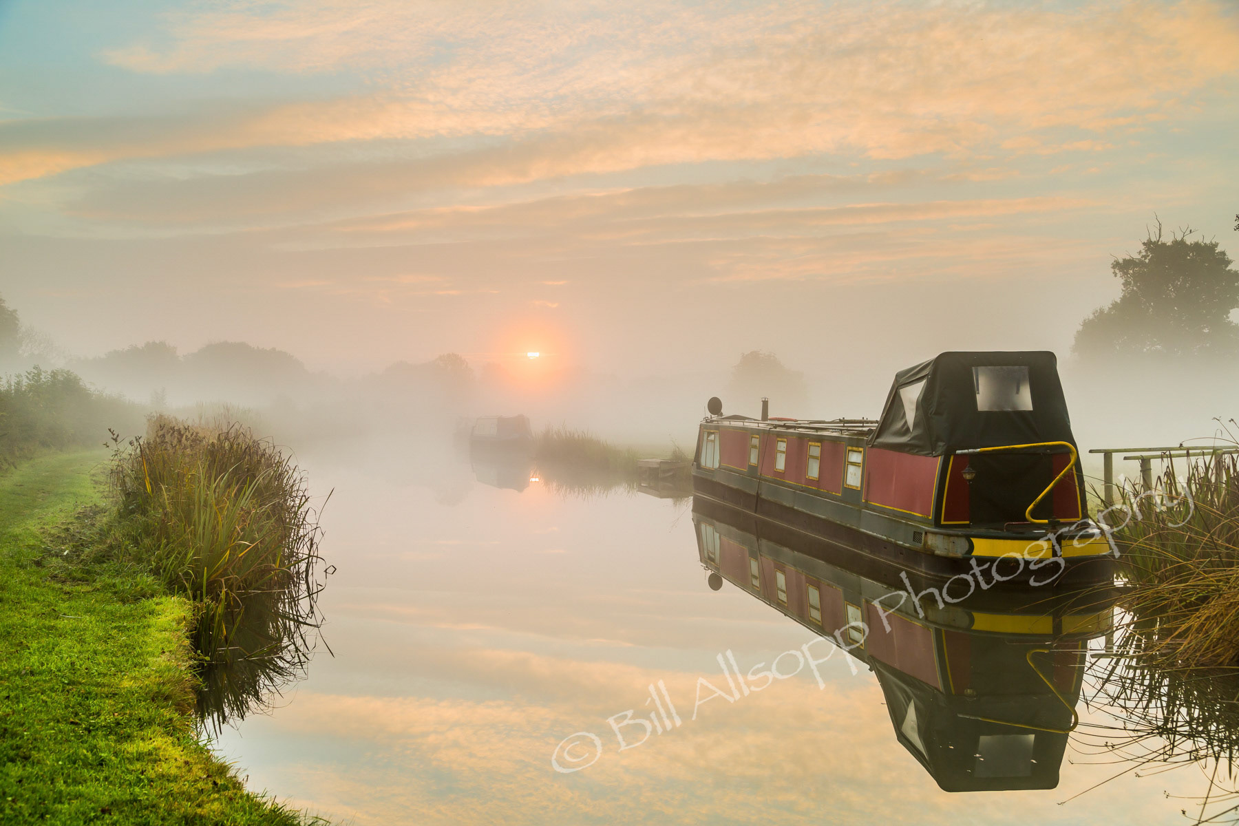 A misty morning on the Ashby Canal at Shackerstone.