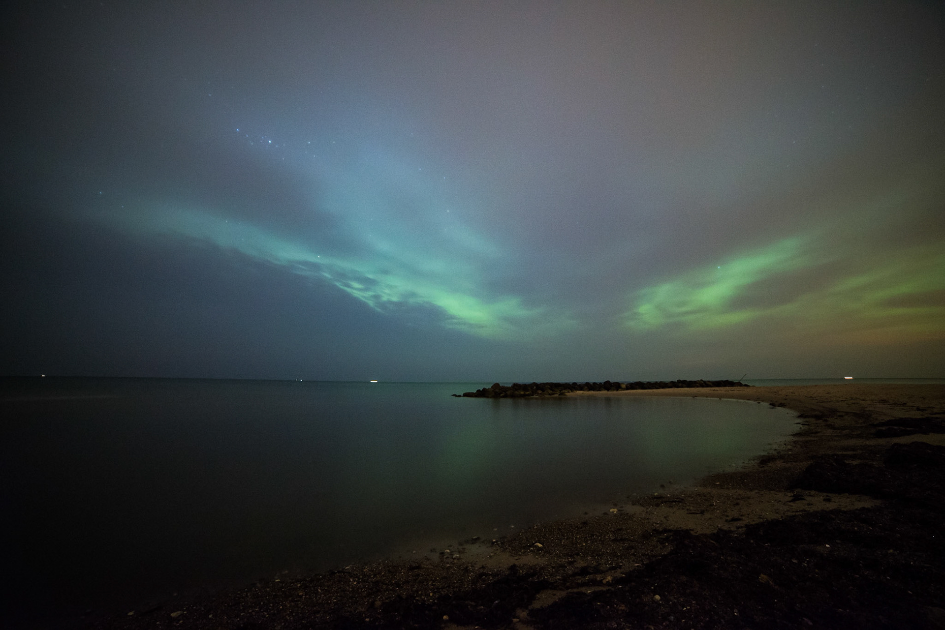 Nordlys mellem skyer