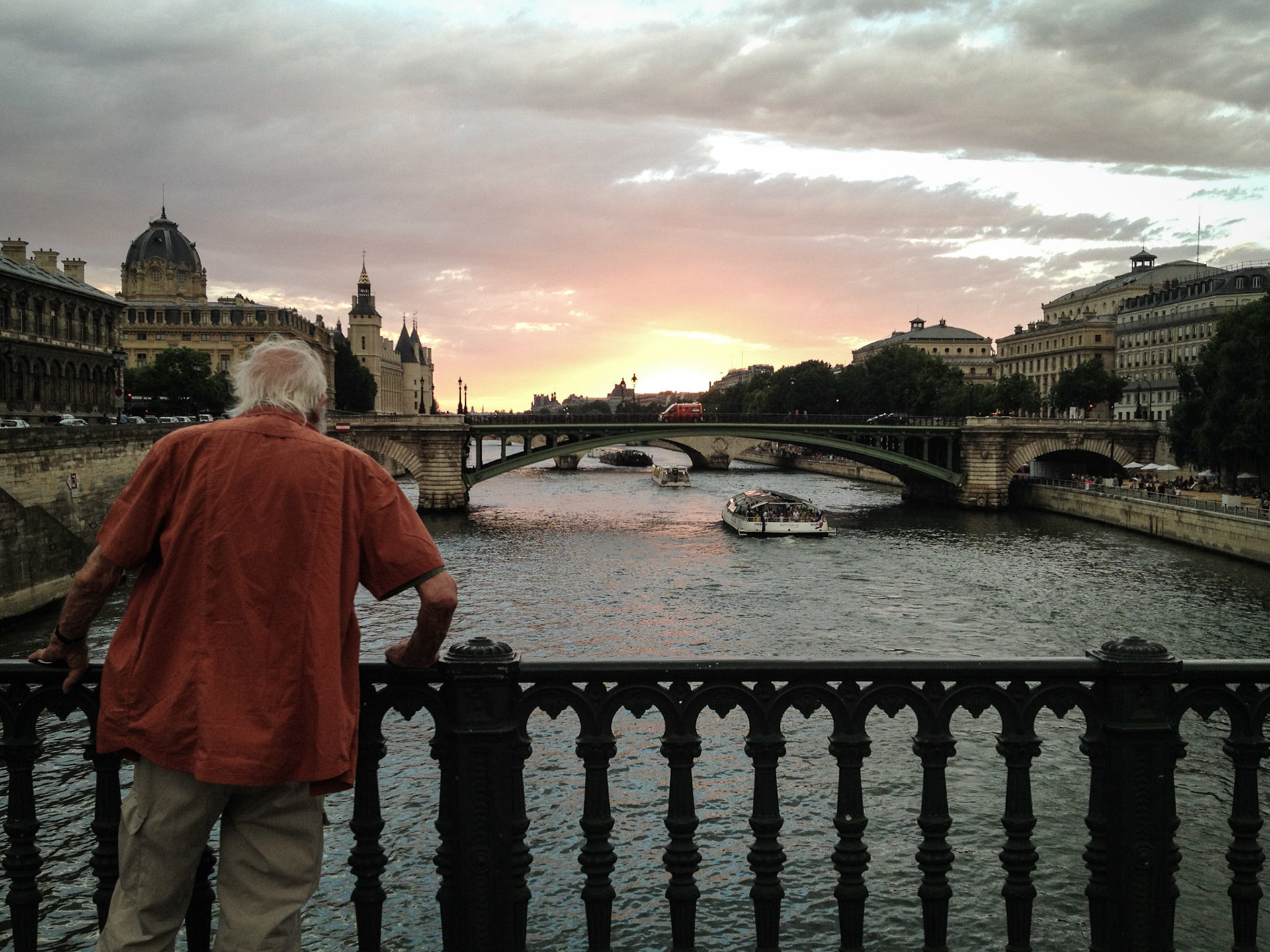 Iphone in Paris