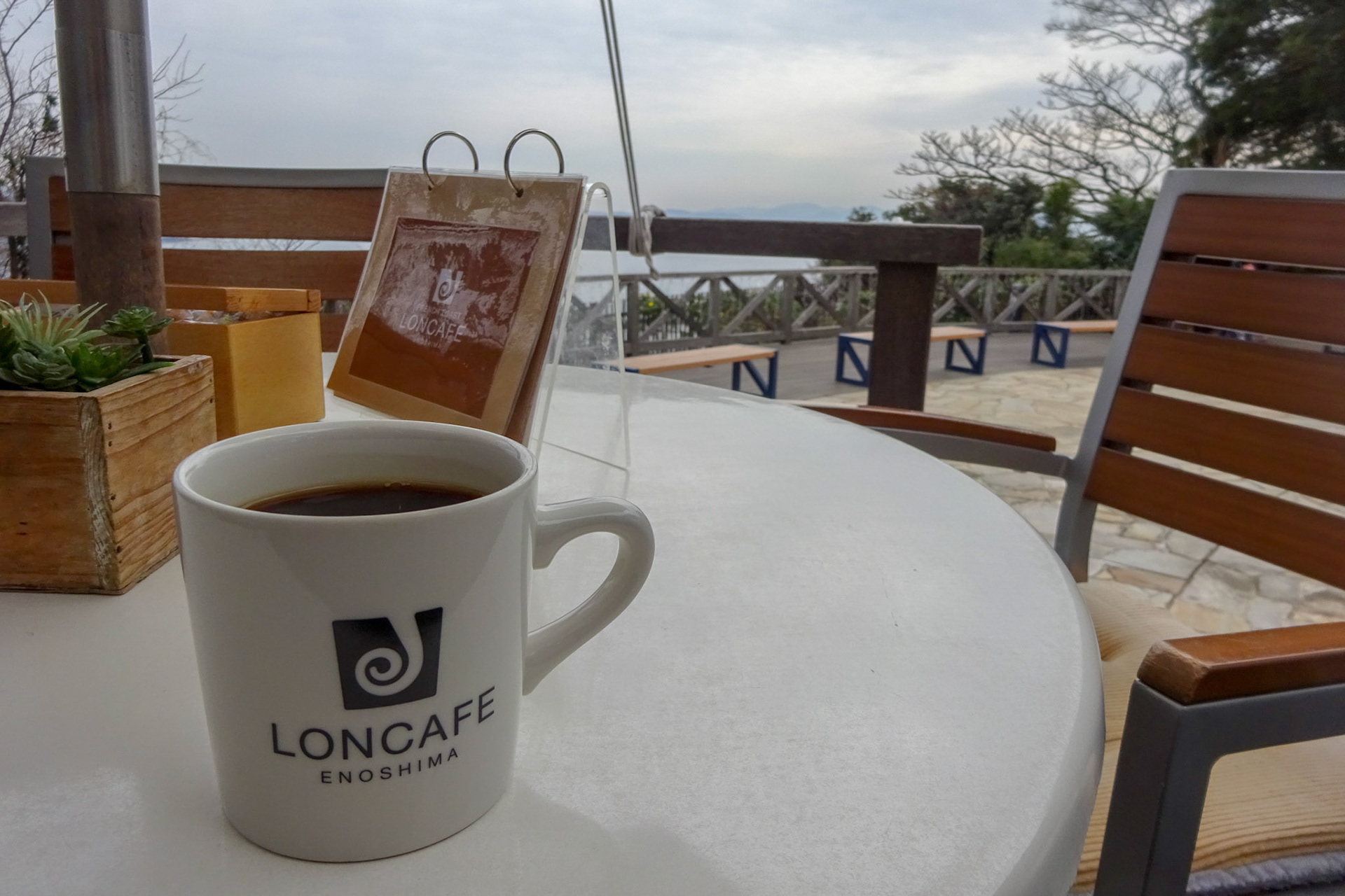 江の島の高台にあるカフェはとても気持ちのいい趣です。