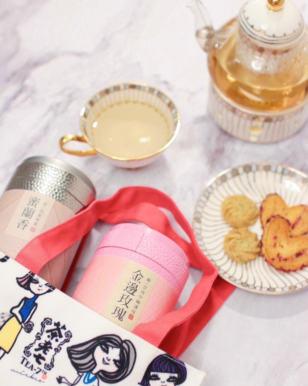 金邊玫瑰 + 單叢蜜蘭香 + 曲奇蝴蝶酥|Instagram @myfoodiediaryyy