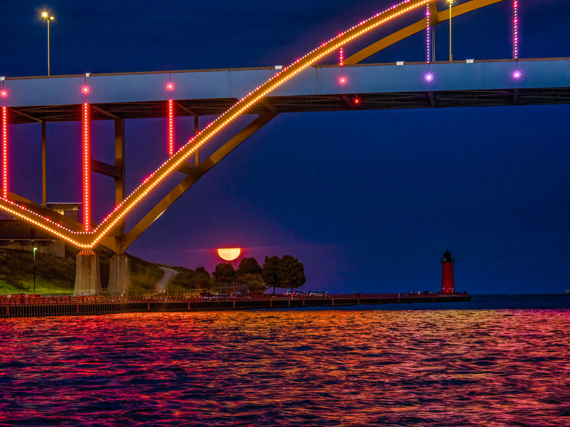HLight the Hoan under the full moon