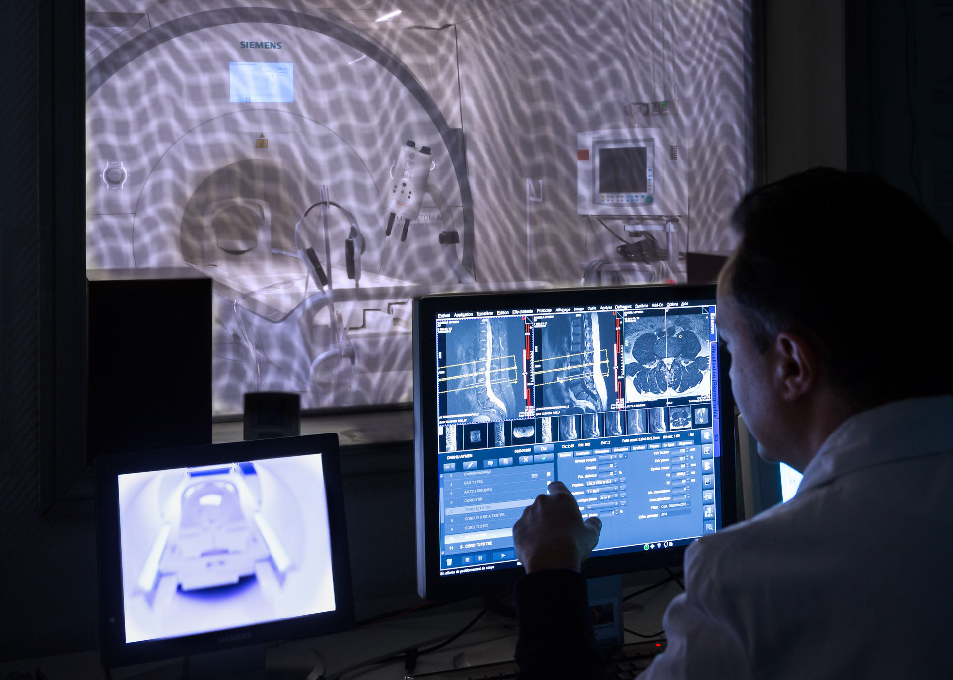 Médecin à l'écran d'un IRM Scanner