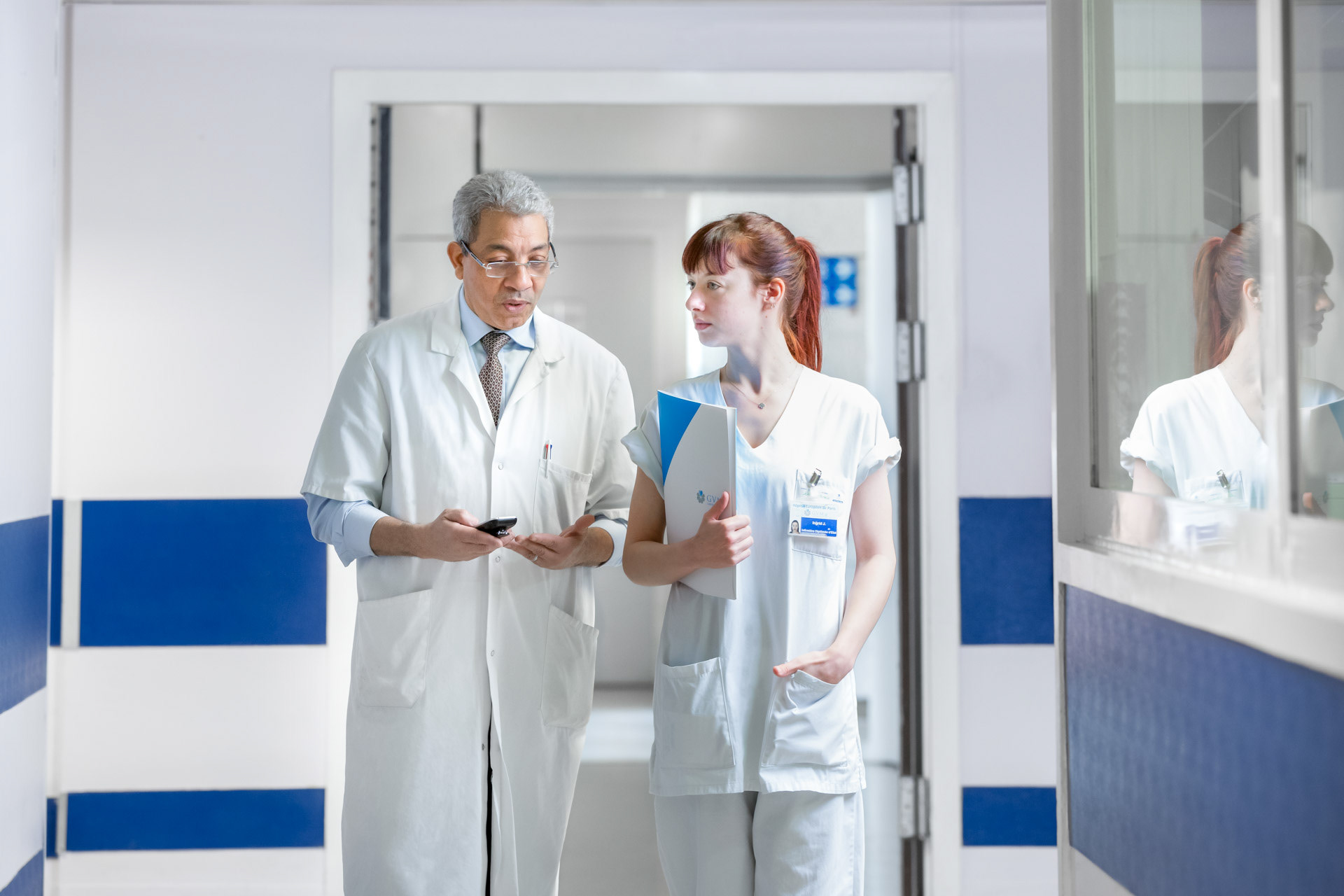 Echange entre médecins dans un couloir de l'hôpital