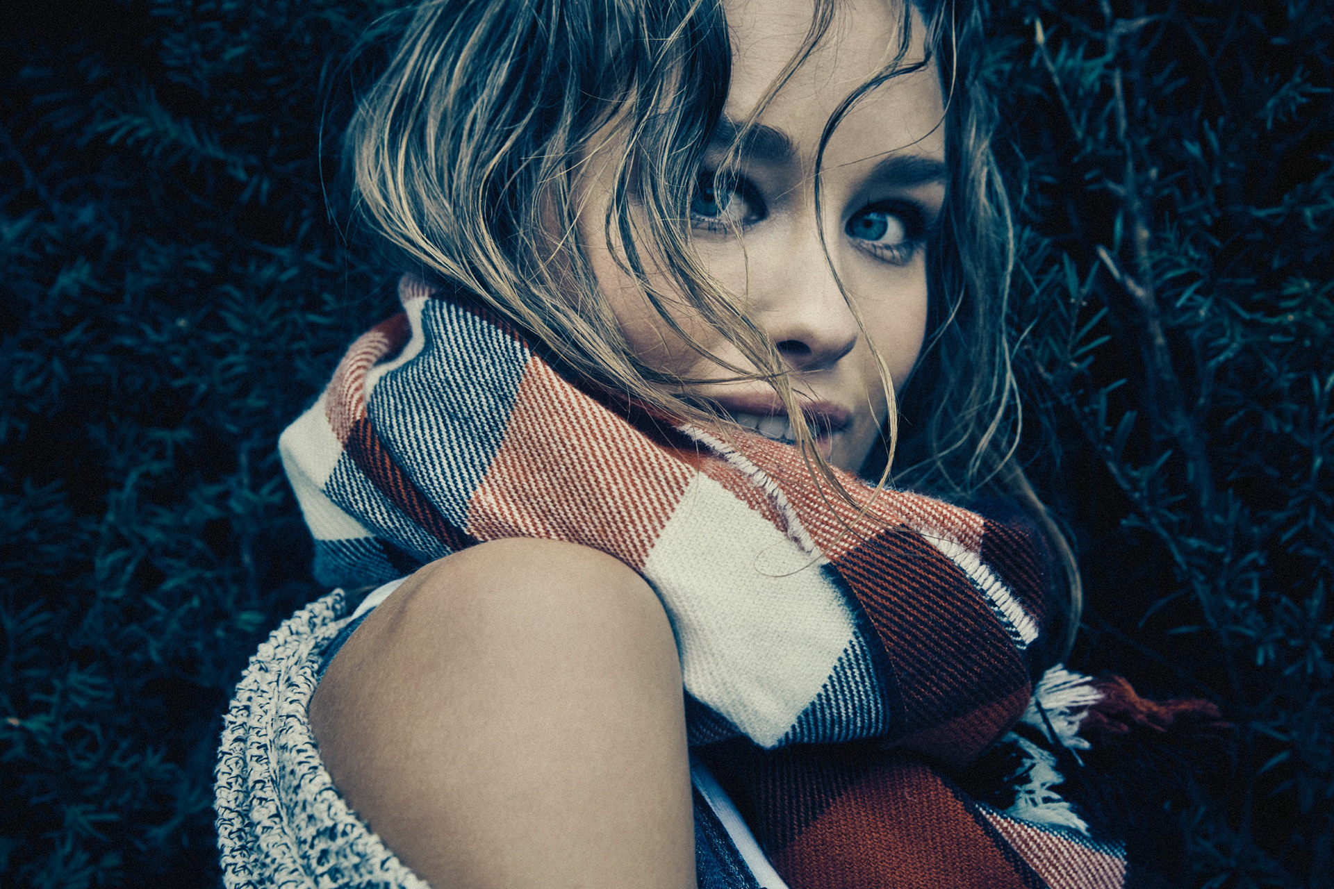 Walking on denim, lifestyle, people, photography, styling, www.berndopitz.com, © Bernd Opitz