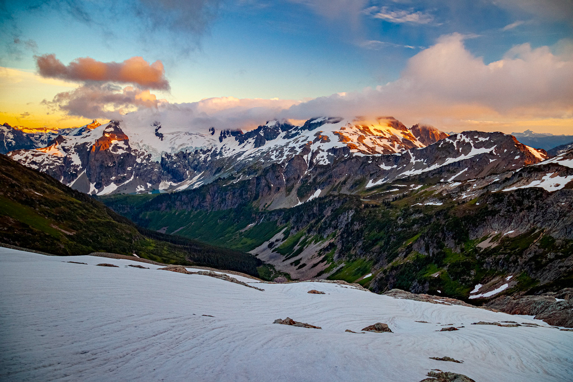 The impeccable alpine moutnain scenery of the Ptarmigan Traverse in the North Cascades of Washington
