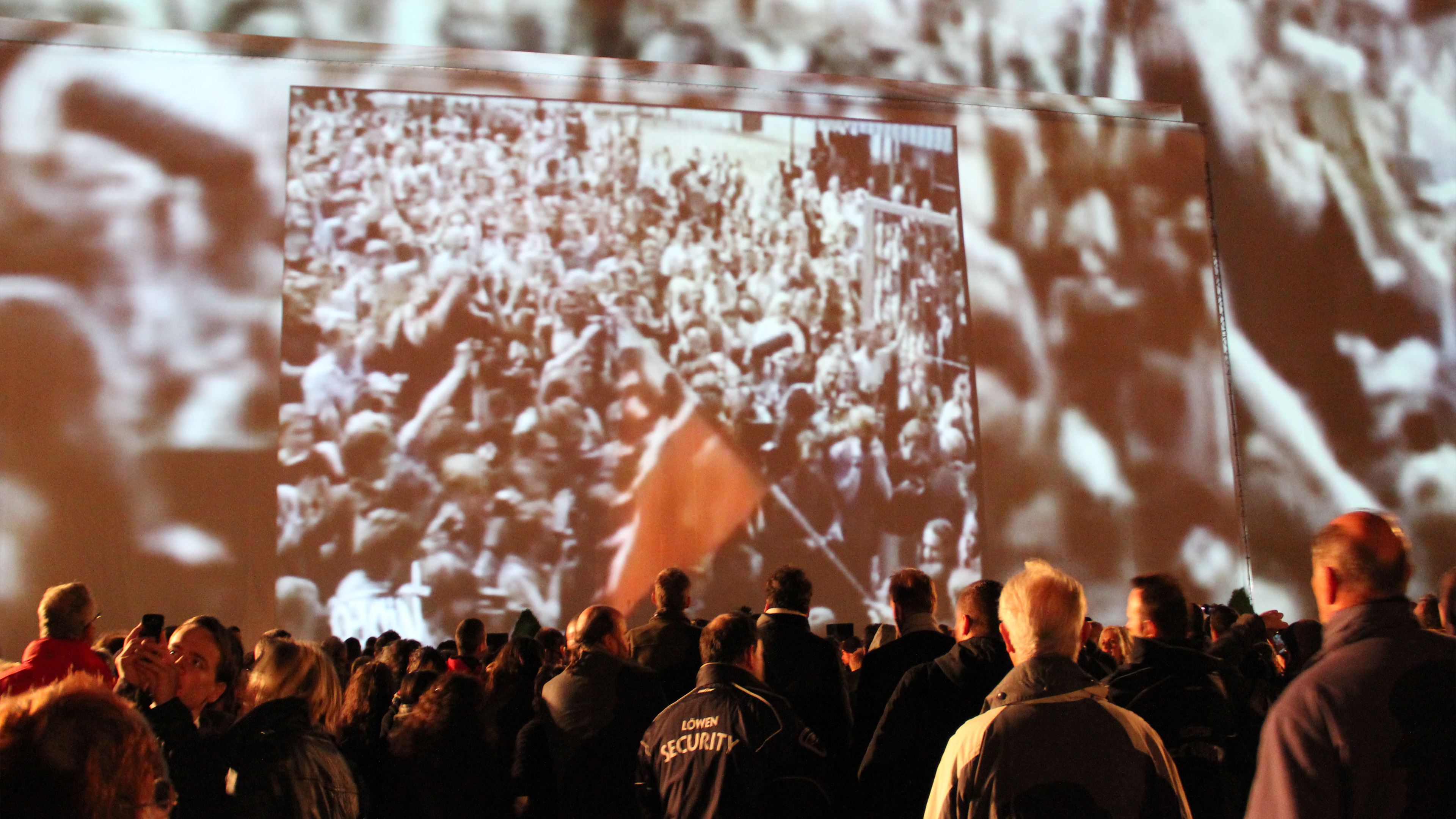 Solidarność, Videoprojektion Opernfassade Augustusplatz Leipzig, Foto: Gabriele Church