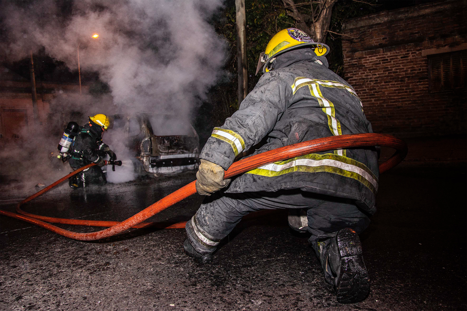 Bomberos del Cuartel Central de La Matanza apagan un incendio de automóvil. 16/08/2019, Lomas del Mirador, Buenos Aires, Argentina. Foto: Luciano Cericchio/ Argra Escuela