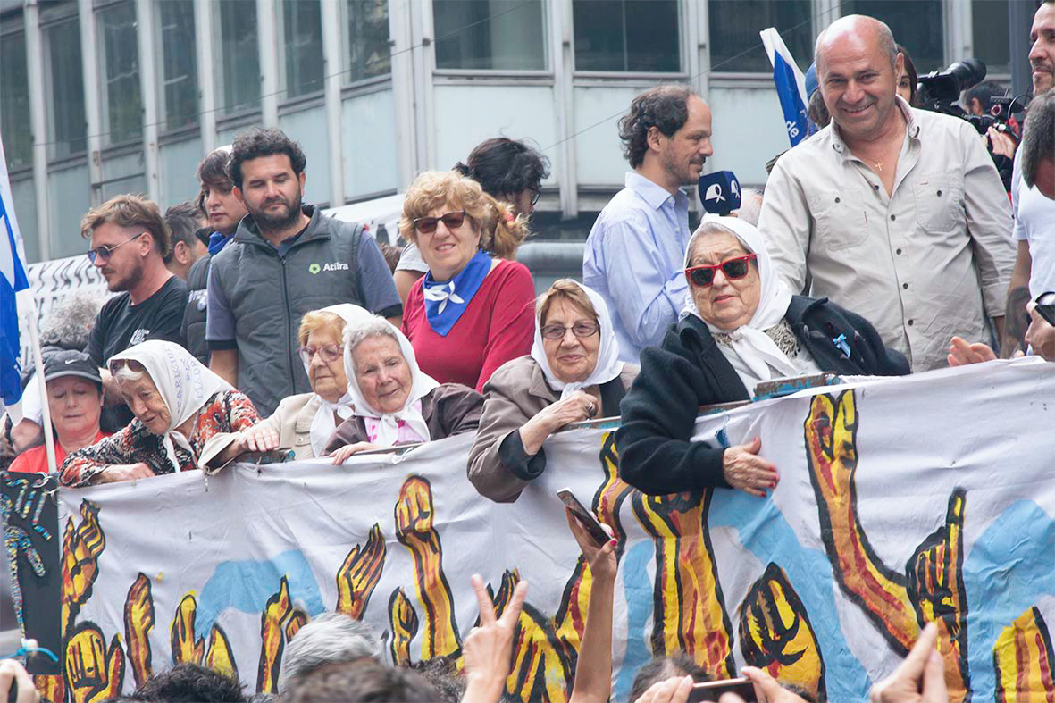 Las Abuelas llegan a Plaza de Mayo en un camión para finalizar el acto a 43 años del golpe militar. 24/03/2019, Plaza de mayo, Buenos Aires, Argentina. Foto: Luciano Cericchio/ Argra Escuela
