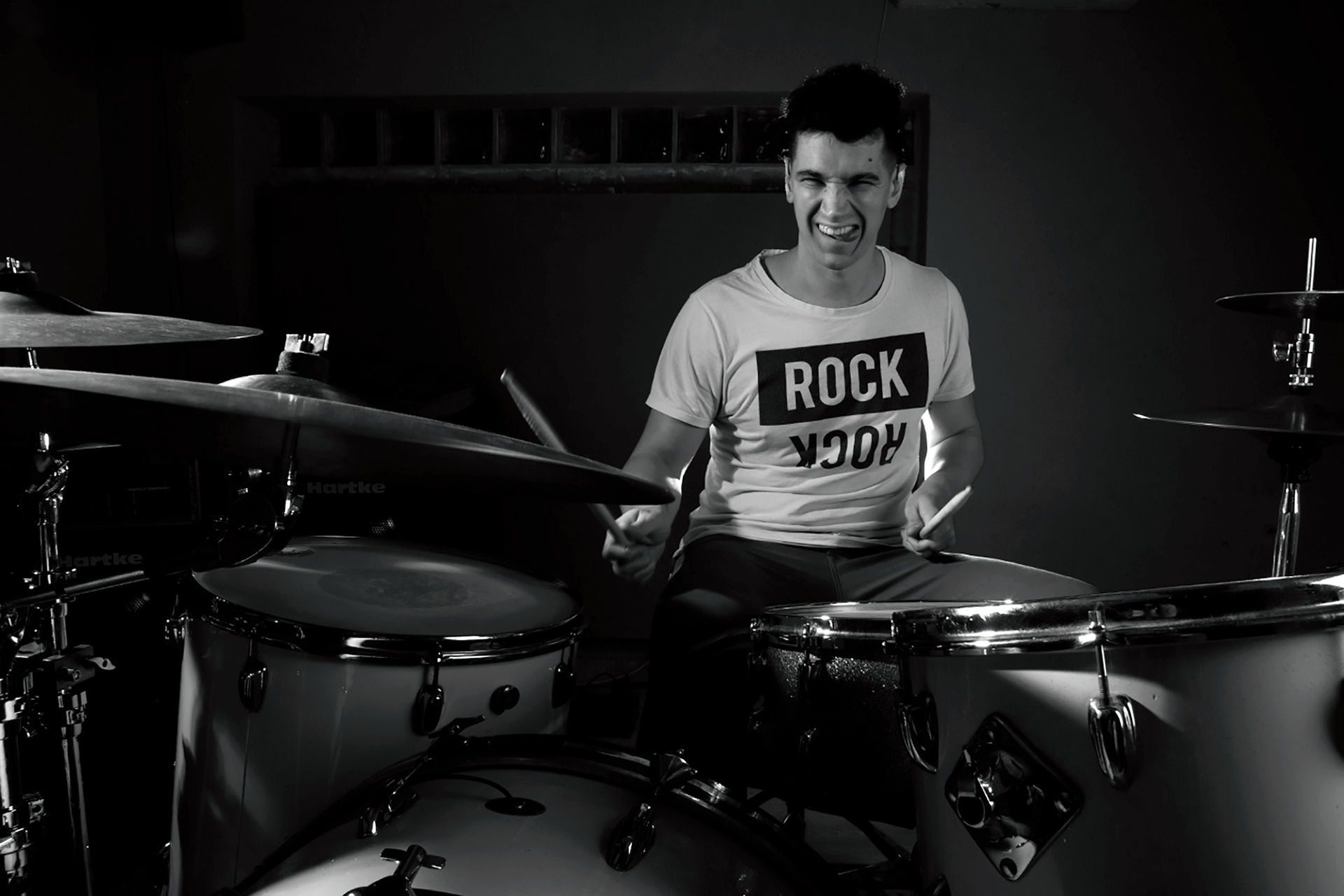 Matias Butti tocando la batería en su sala de ensayo. 25/5/2019, Haedo, Buenos Aires, Argentina. Foto: Luciano Cericchio/ Argra Escuela