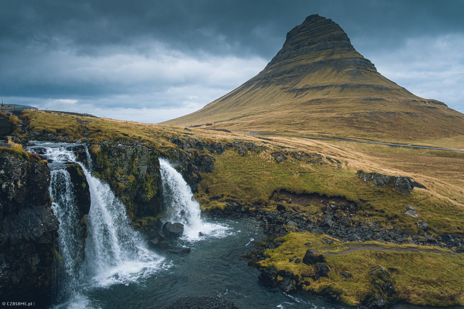 Wodospad i góra Kirkjufell na Islandii. Fotografia CZASAMI.pl
