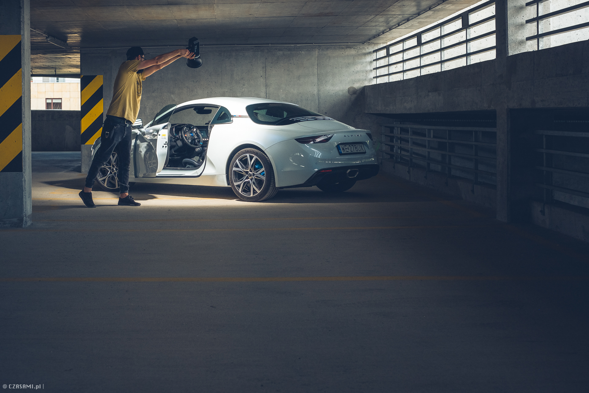 Alpine A110 PURE, Backstage of photoshoot with Quadralite Atlas 600. Fotografia motoryzacyjna CZASAMI.pl.