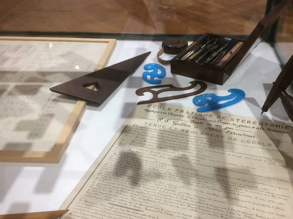 Pièces exposées dans une salle de l'exposition permanente du musée