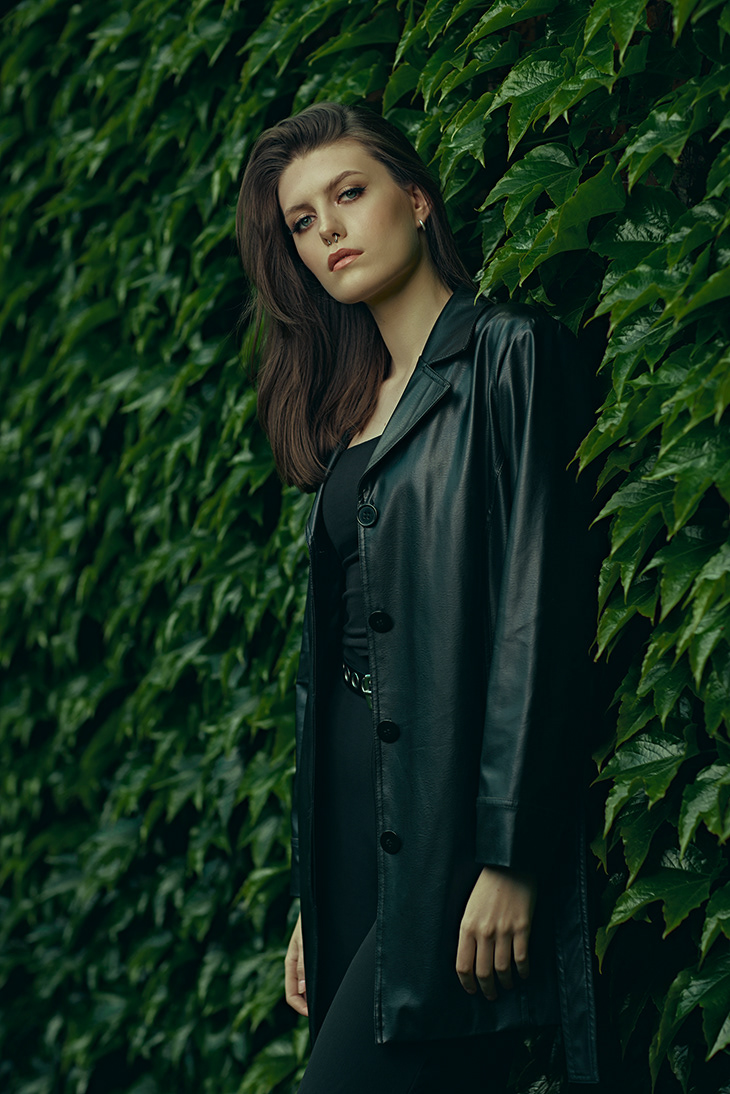 Modelka Karolina Czerwonka. Portret na tle ściany roślin, sesja zdjęciowa. Fotograf Dariusz Światłowski, Warszawa 2021 Makeup Adrianna Sobocińska