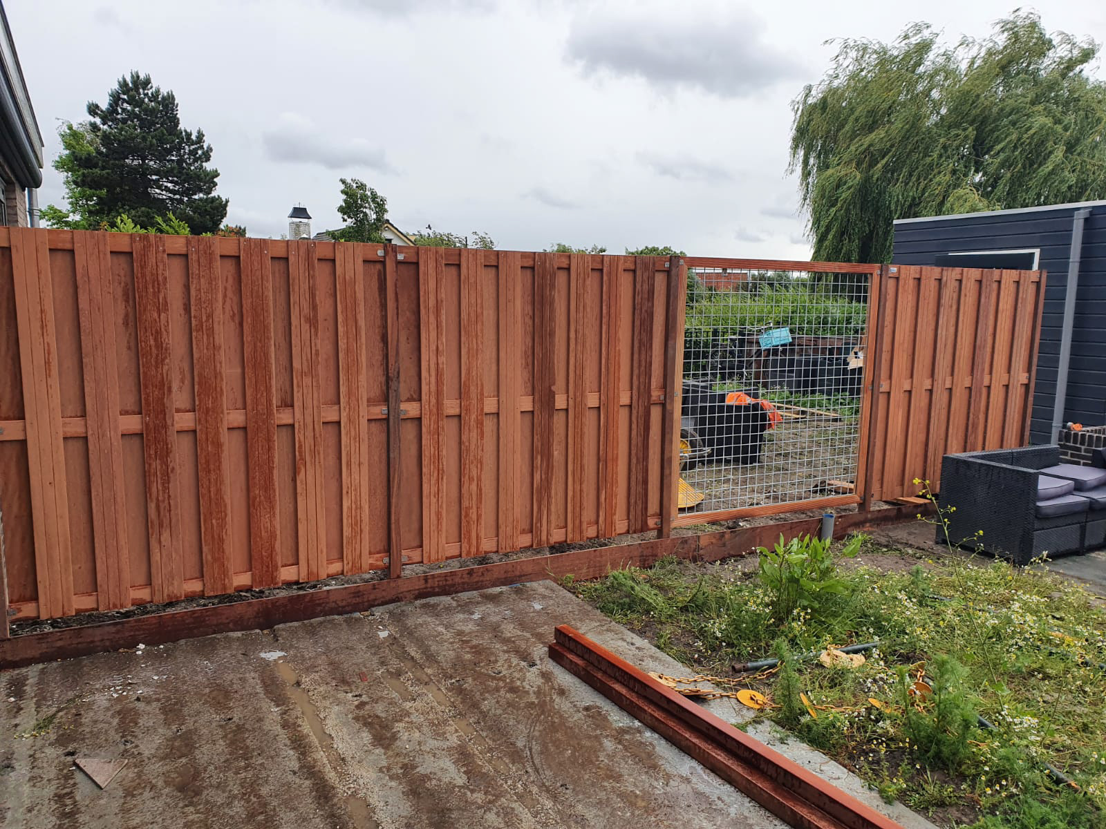 Foto 1: Hardhouten schutting met daarbij een trellischerm toegevoegd.