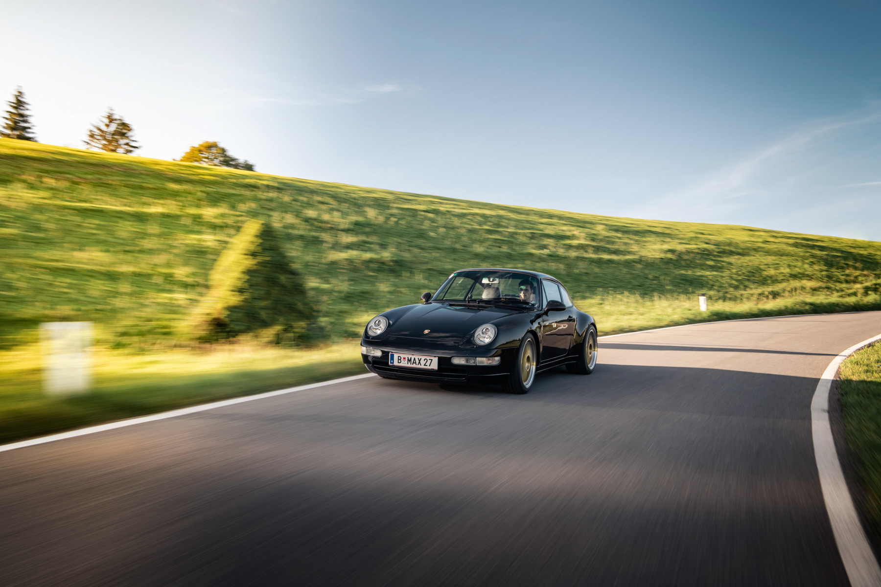 Auto Porsche während der Fahrt in Kurve