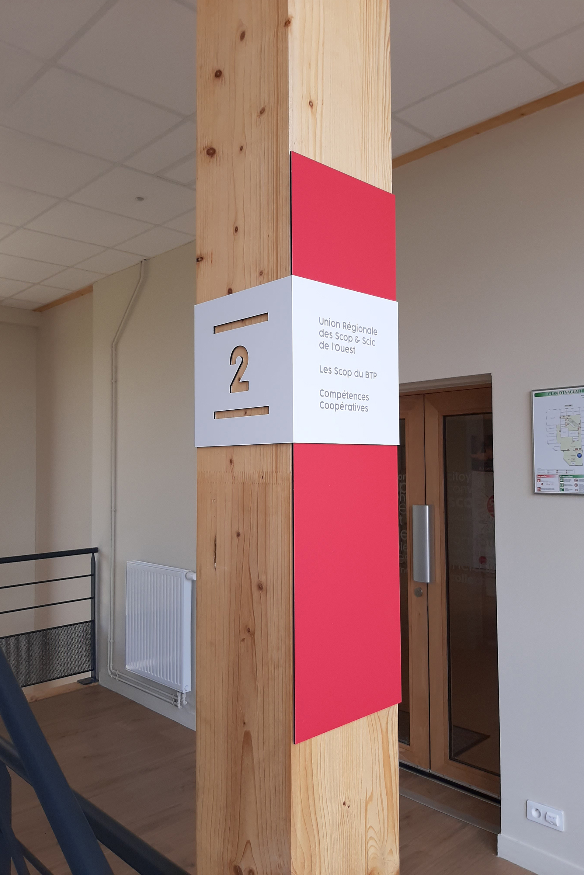 Plaques dibond rainées pour habillage de poteaux