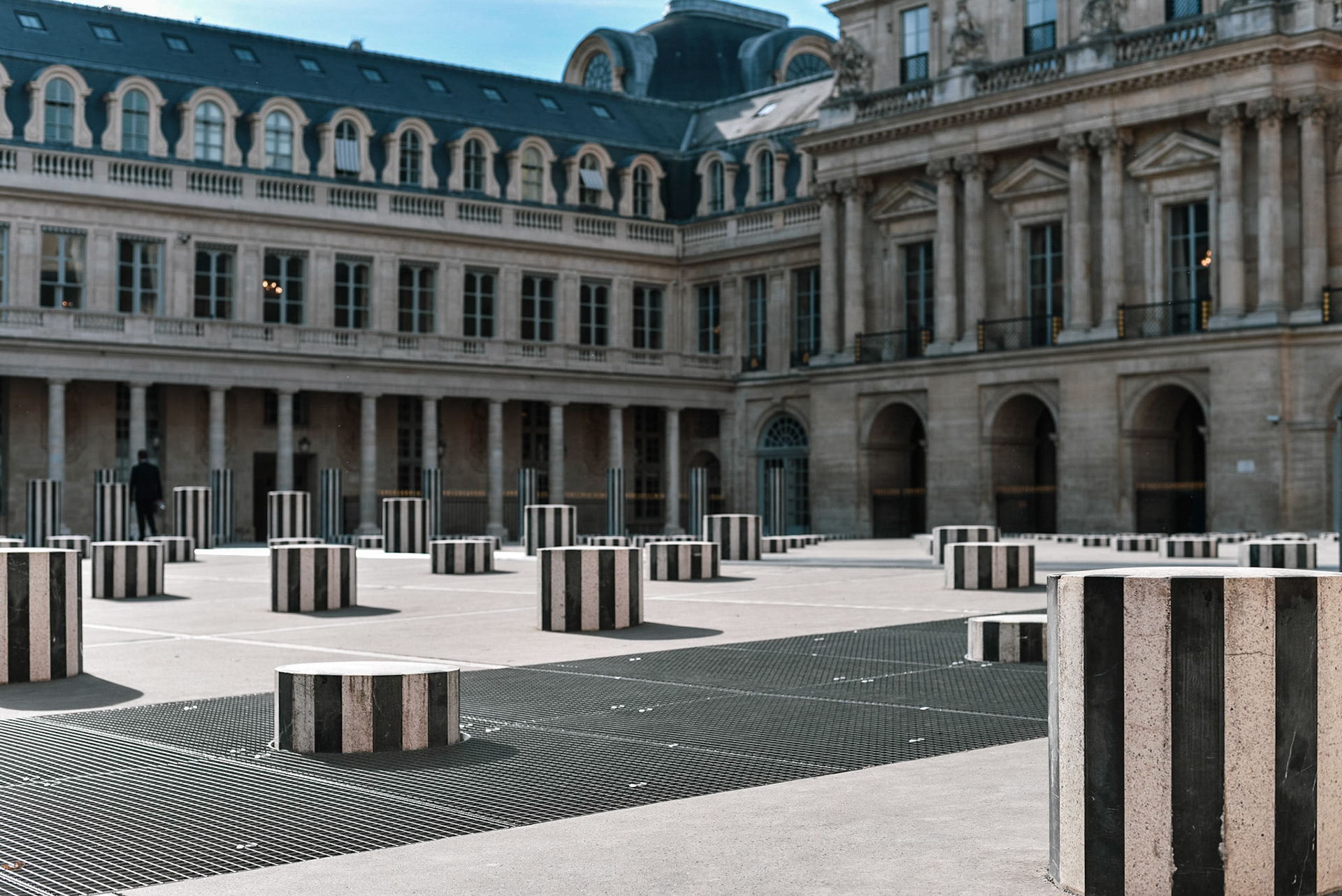 Dure lumière de fin d'été sur les colonnes de Buren