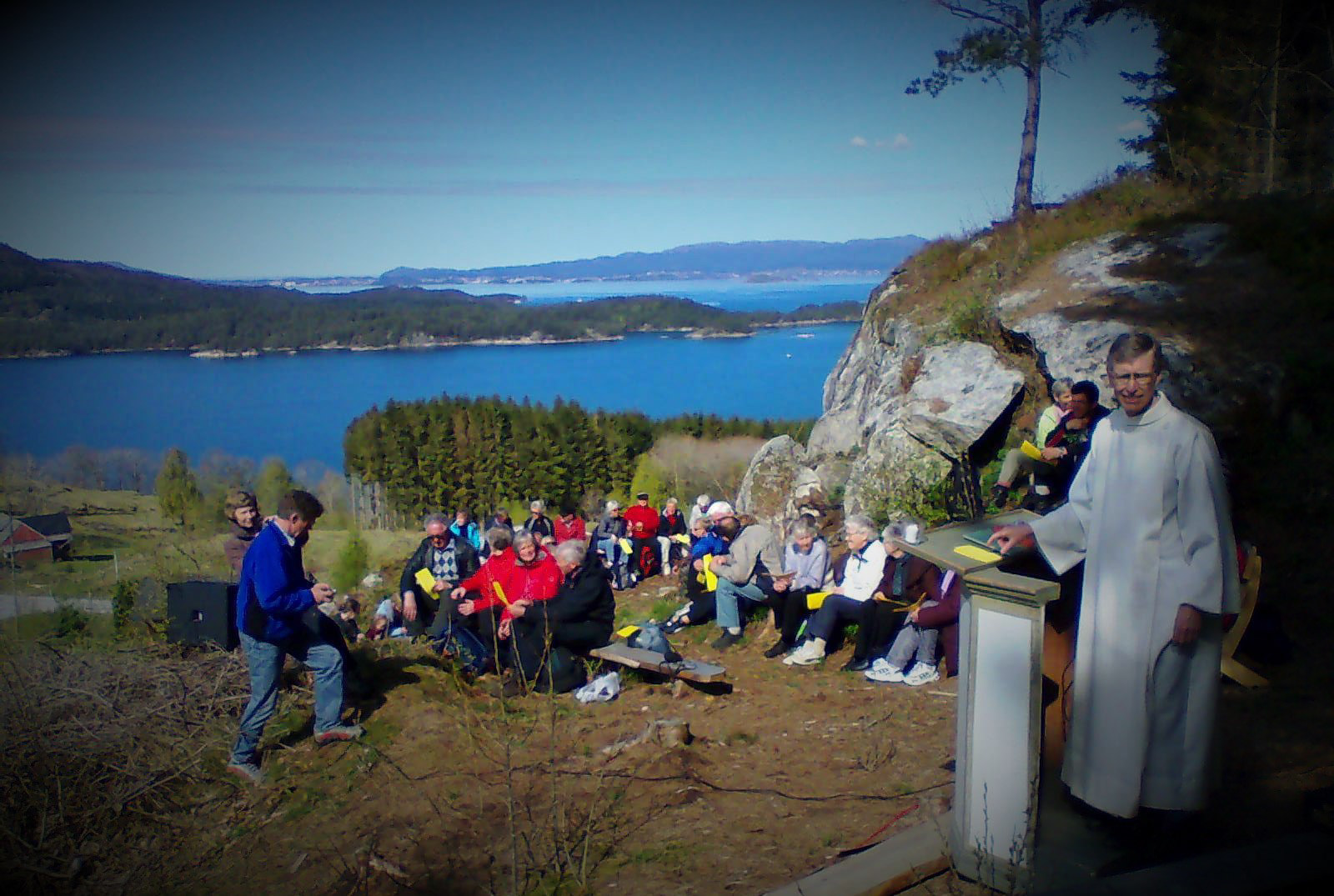 Friluftsgudsteneste på GULLHAUG mai 2010, Terje Nag var prest.
