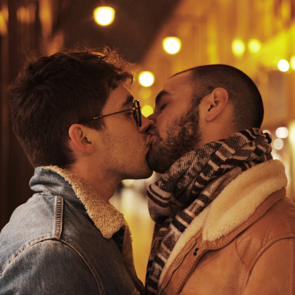 Муж целуется с любовником. Поцелуи знаменитых мужчин. Мужчины целуются. Поцелуй узбеков. Брутальные мужчины целуются.