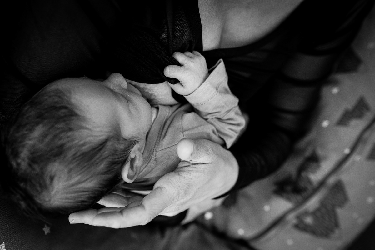 Babyhände beim Stillen