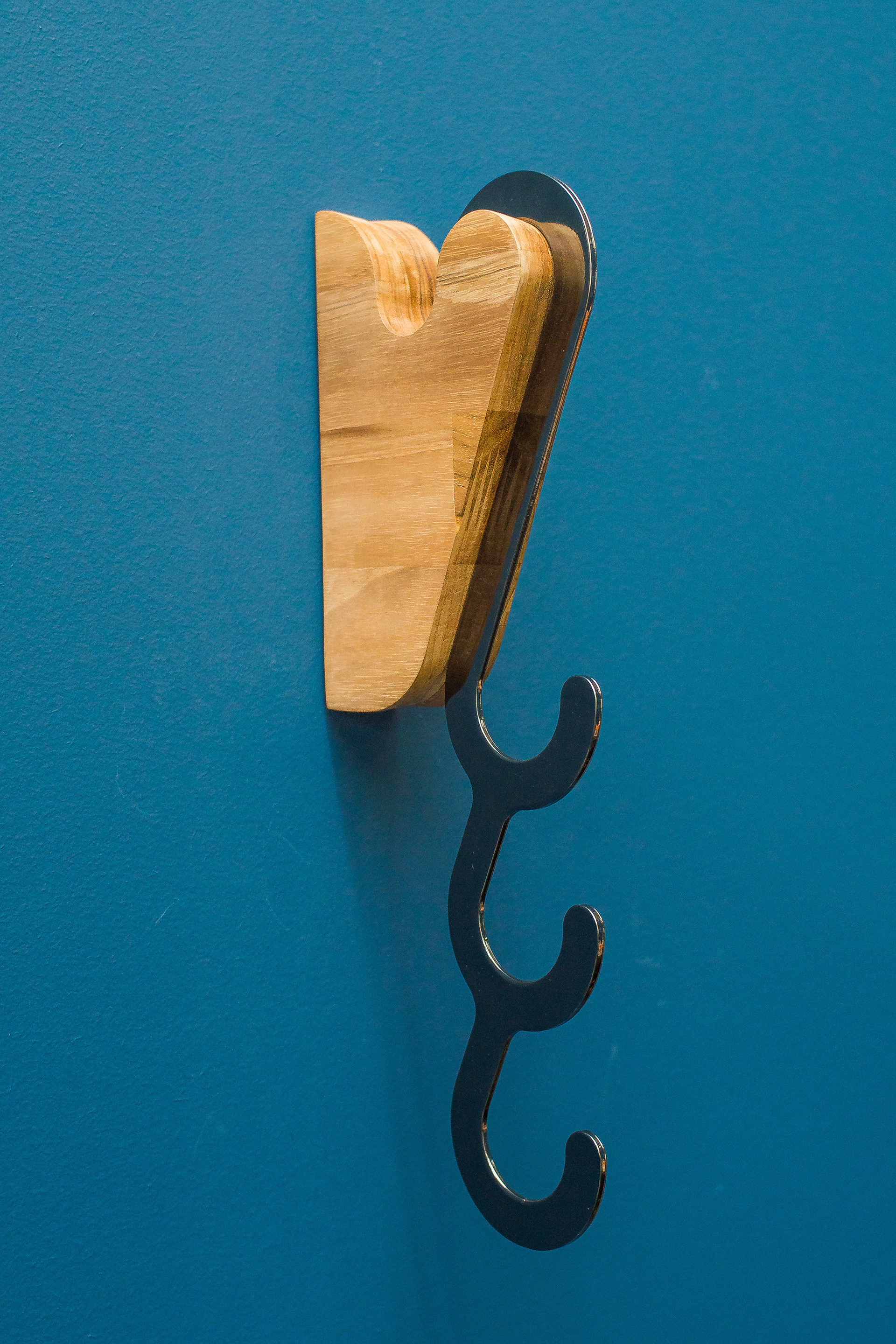 Pinduh wall hanger with Manuh hanger