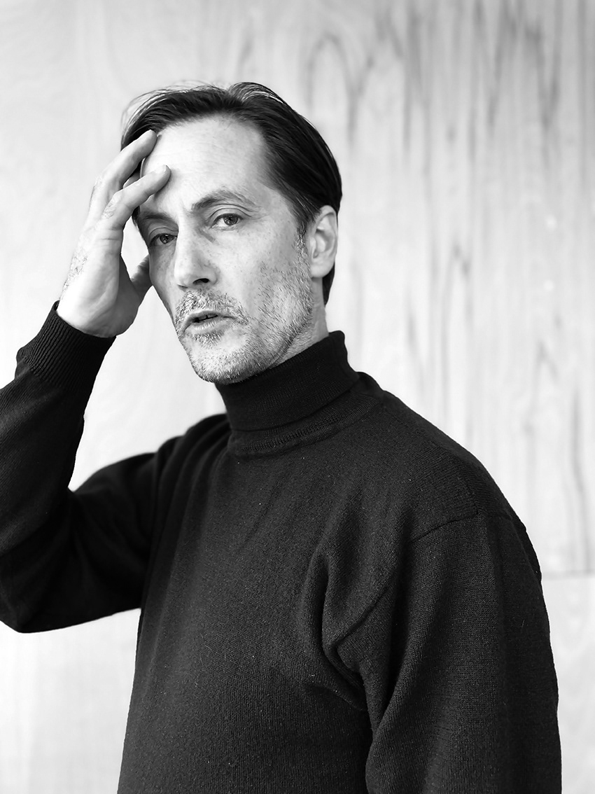 Scenography/Costumes: Martin Eriksson. Martin Eriksson úr Svøríki hevur útbúgving sum sniðgevi í pallmynd og búnum frá Statens Teaterskole í Keypmannahavn (nú: Den Danske Scenekunstskole). Hann hevur starvast á smærri og størri leikhúsum í øllum Norðurlondum, eitt nú á Kongaliga Teatrinum, Stockholms Stadsteater, Tjóðleikhúsinum í Íslandi, Hålogaland Teater í Tromsø, Göteborg Stadsteatur, Odense Teatur, Ålborg Teatur, Norrlandsoperan og øðrum.