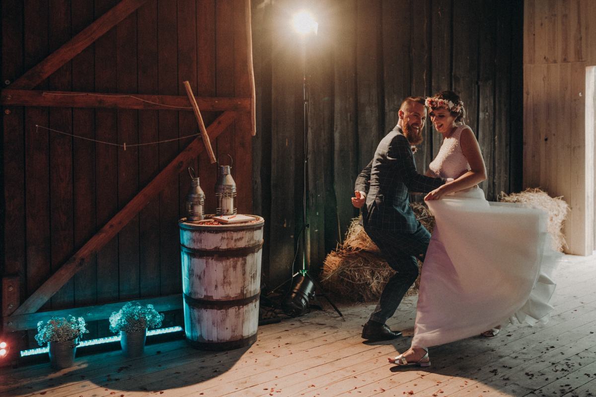 Reportaż ślubny Olsztyn. Osada Dębowo. Fotografia ślubna Olsztyn. ślub alternatywny fotograf alternatywny ślub rustykalny. Slow wedding. Slow wedding mazury.