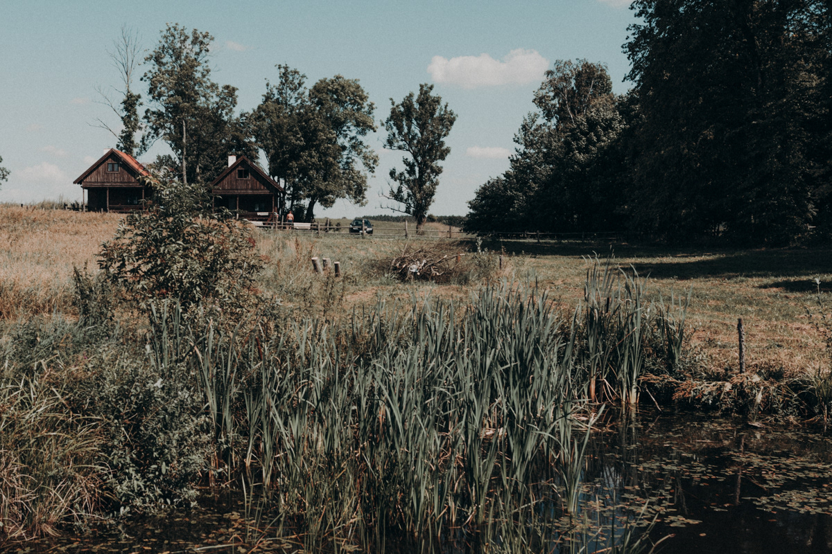 Reportaż ślubny Olsztyn. Osada Dębowo. Fotografia ślubna Olsztyn. Slow wedding. Slow wedding mazury.