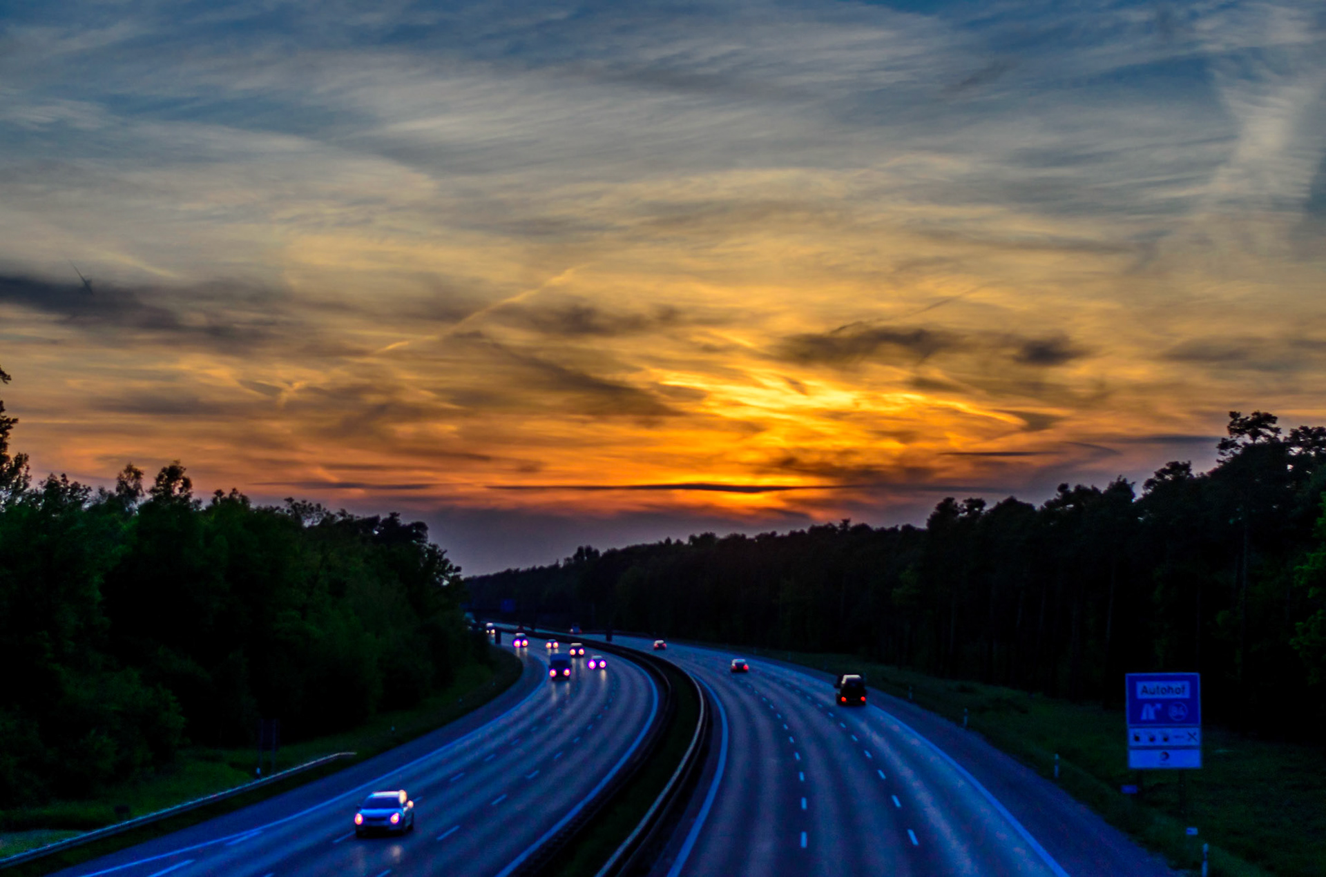 Auf der Autobahnbrücke von Neunhof nach Kalchreuth (A3, Blickrichtung Autobahnausfahrt Erlangen-Tennenlohe)