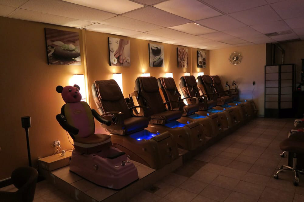 The salon comes with six adult spa chairs and one kids spa chair.
