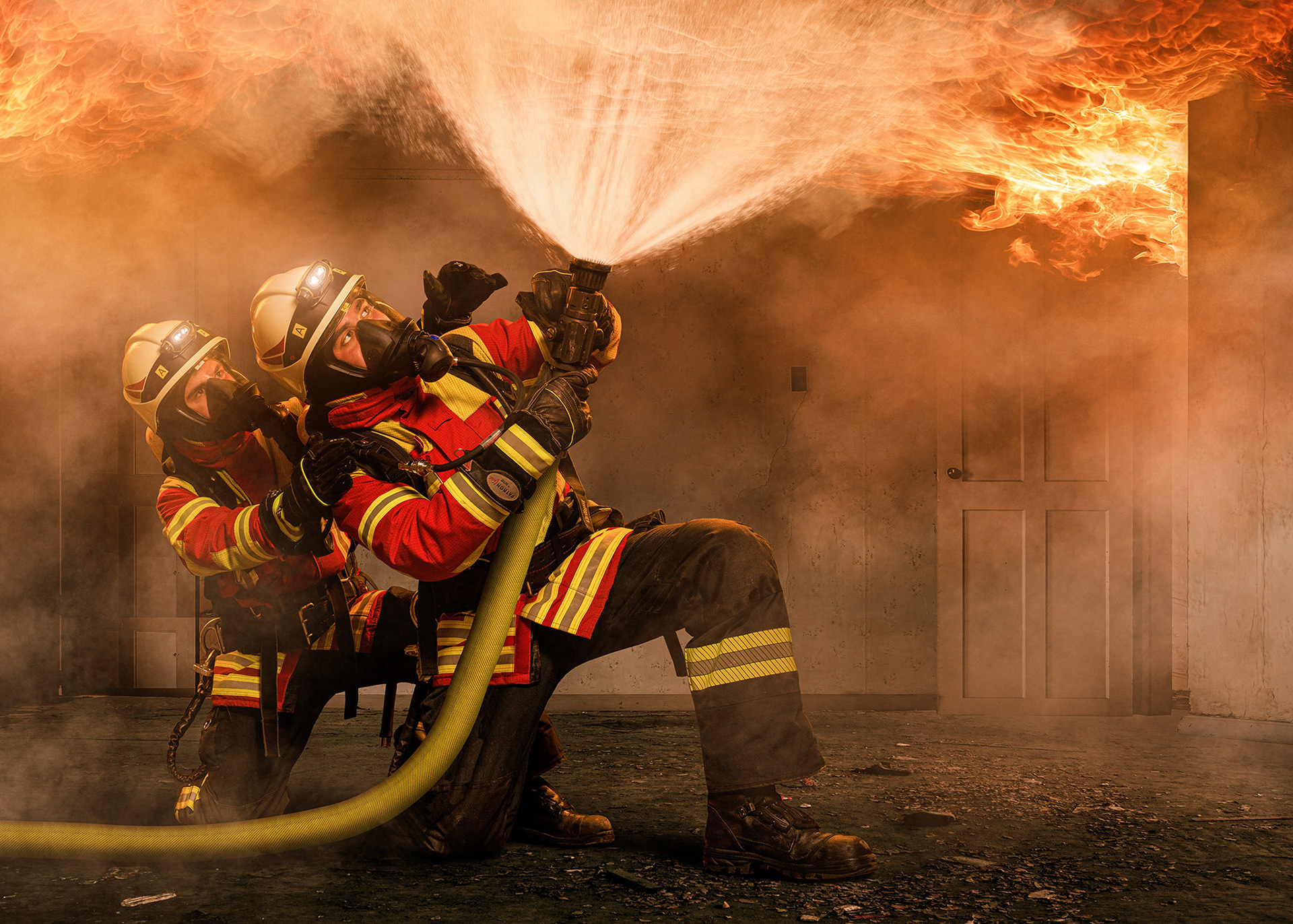 Angriffstrupp der Feuerwehr beim Innenangriff unter einem "flash over"