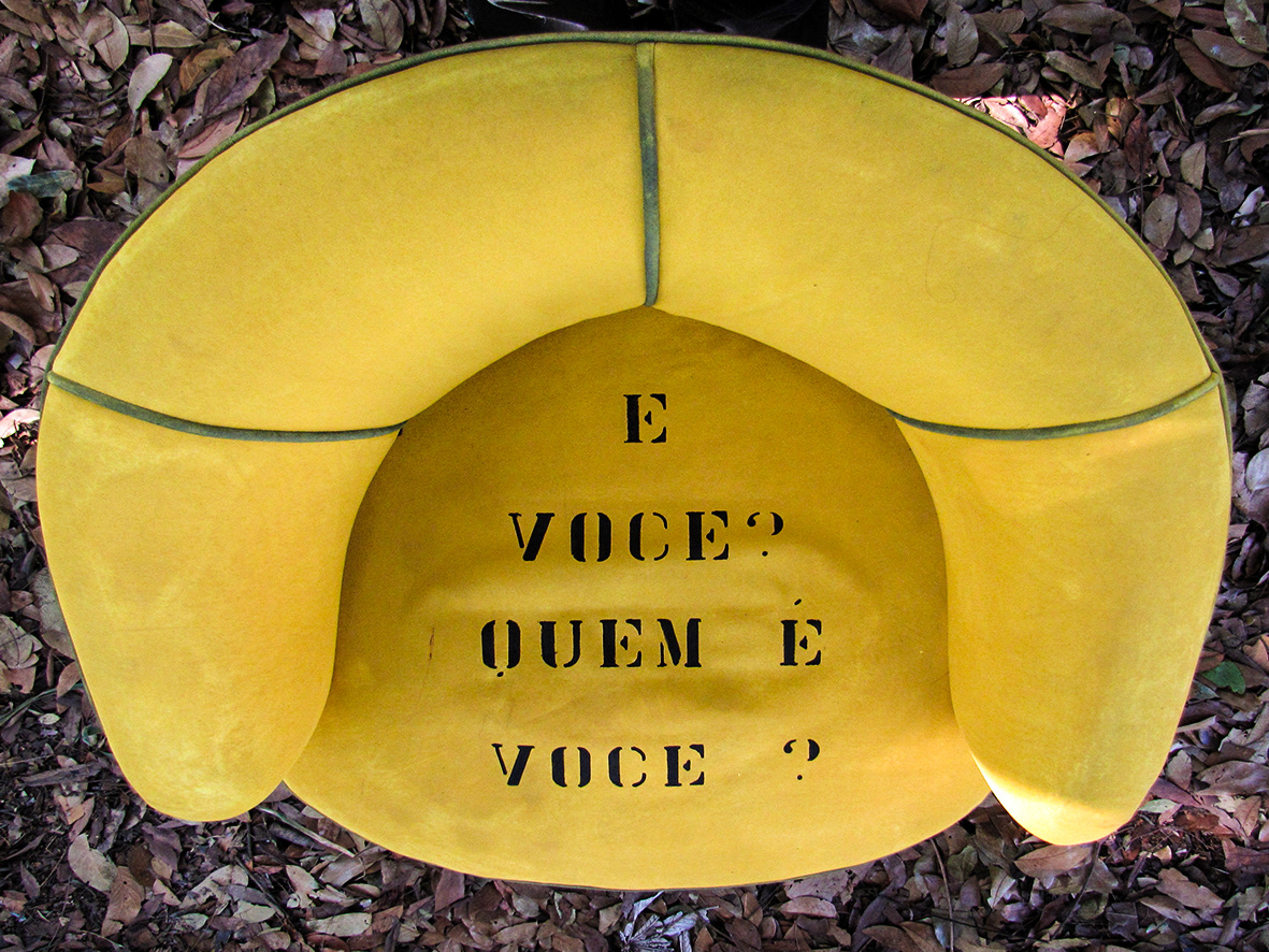 Seat with "E voce? Que é você? " (And you? Who are you?) printed.