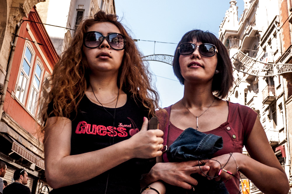Street photography and candid portraits by Grégory Dziedzic, a French urban photographer based in Toulouse. The photographer seeks suspended moments in time when the unaware subjects drop the mask of self-representation. Shooting locations in Istanbul (Turkey), Jakarta (Indonesia), Toulouse (France) and Paris.