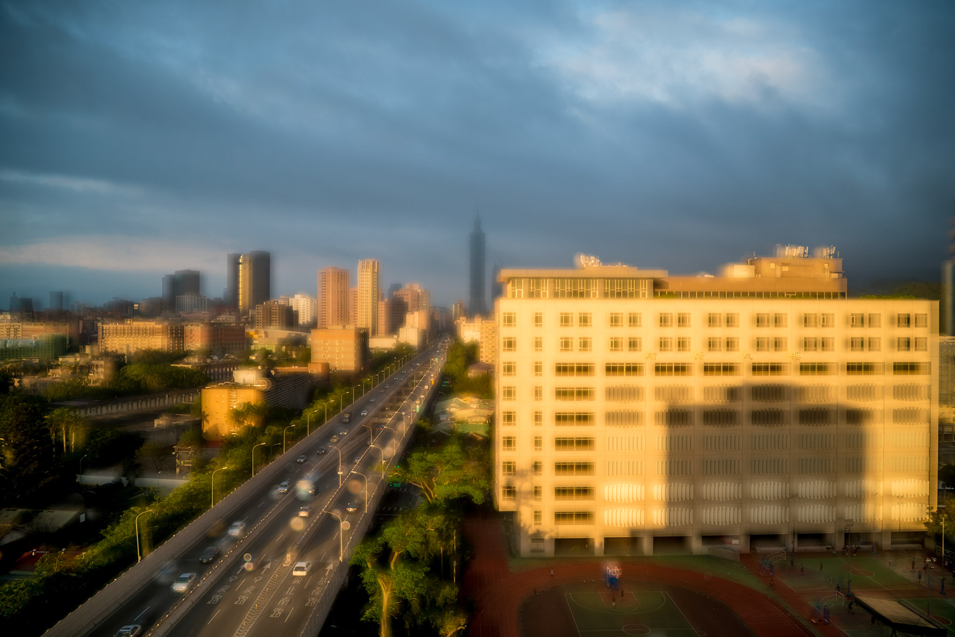 NIKON D750 , 28-70 變焦鏡 (28mm焦距) , f/2.8 , 1/800sec , iso 100 (重複曝光)
