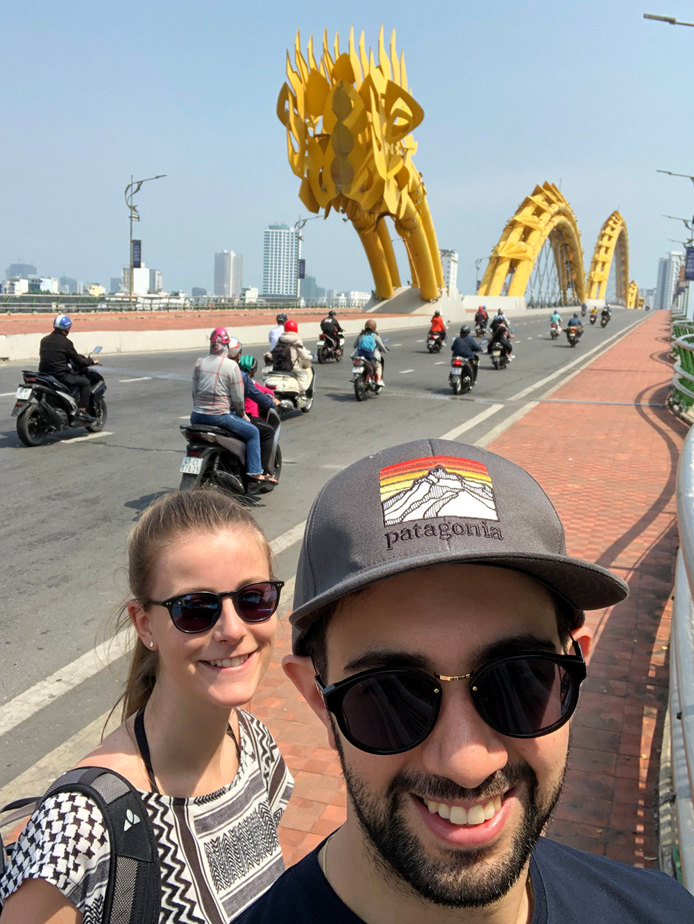 Die Drachenbrücke, Cầu Rồng, führt über den Hàn River.