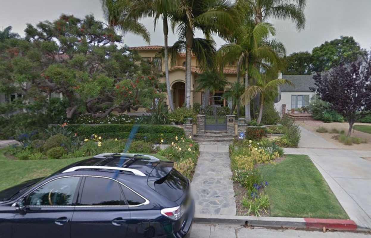 This house has flowers accasable to the public but these flowers are not located in many other accessible places.