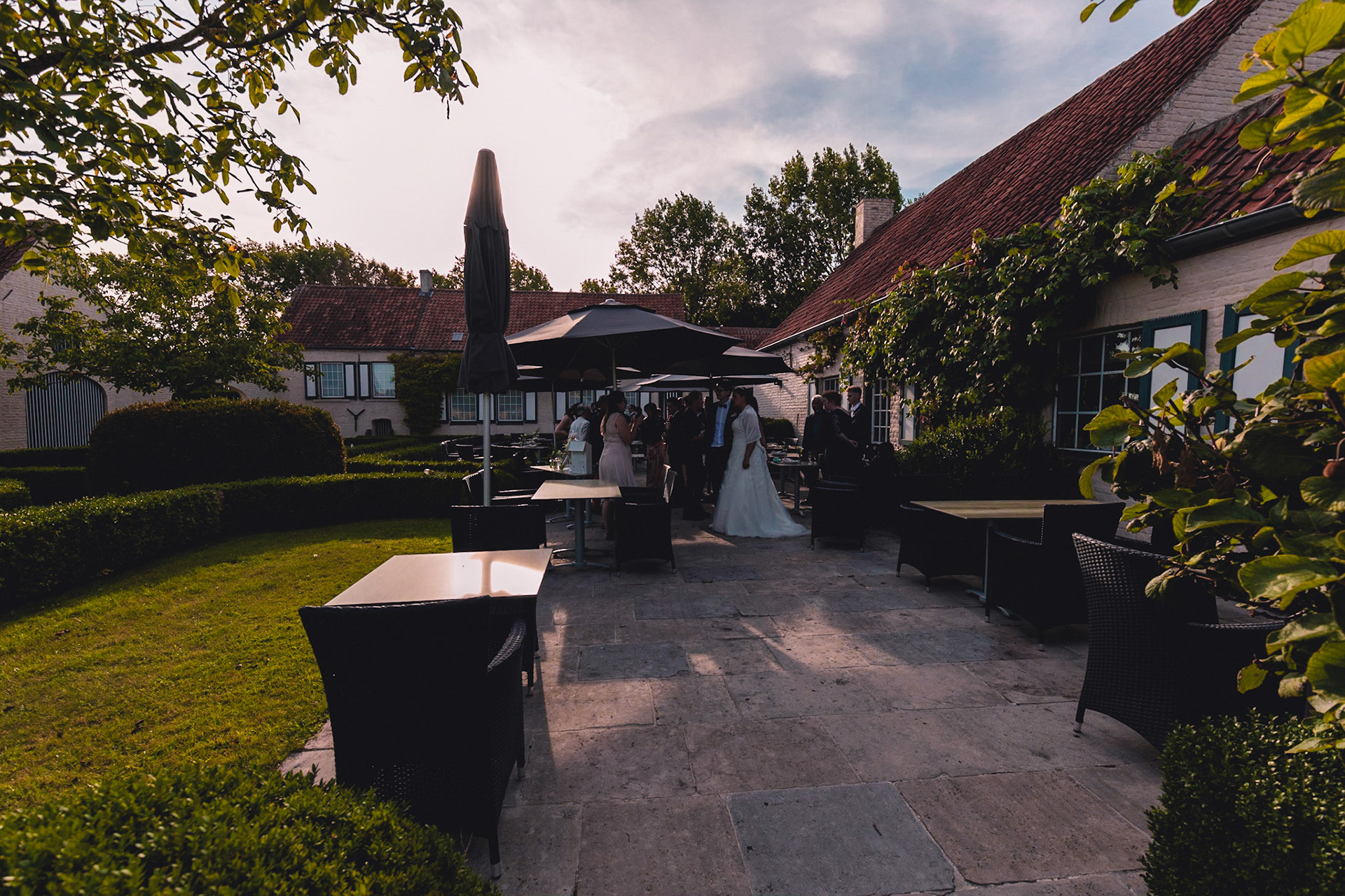 huwelijks receptie in de tuin van feestzaal De Grote Stove