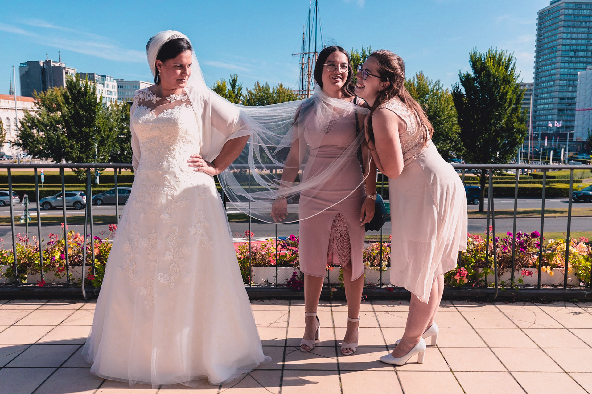 Op de foto met de bruidsmeisjes in Oostende (West-Vlaanderen)