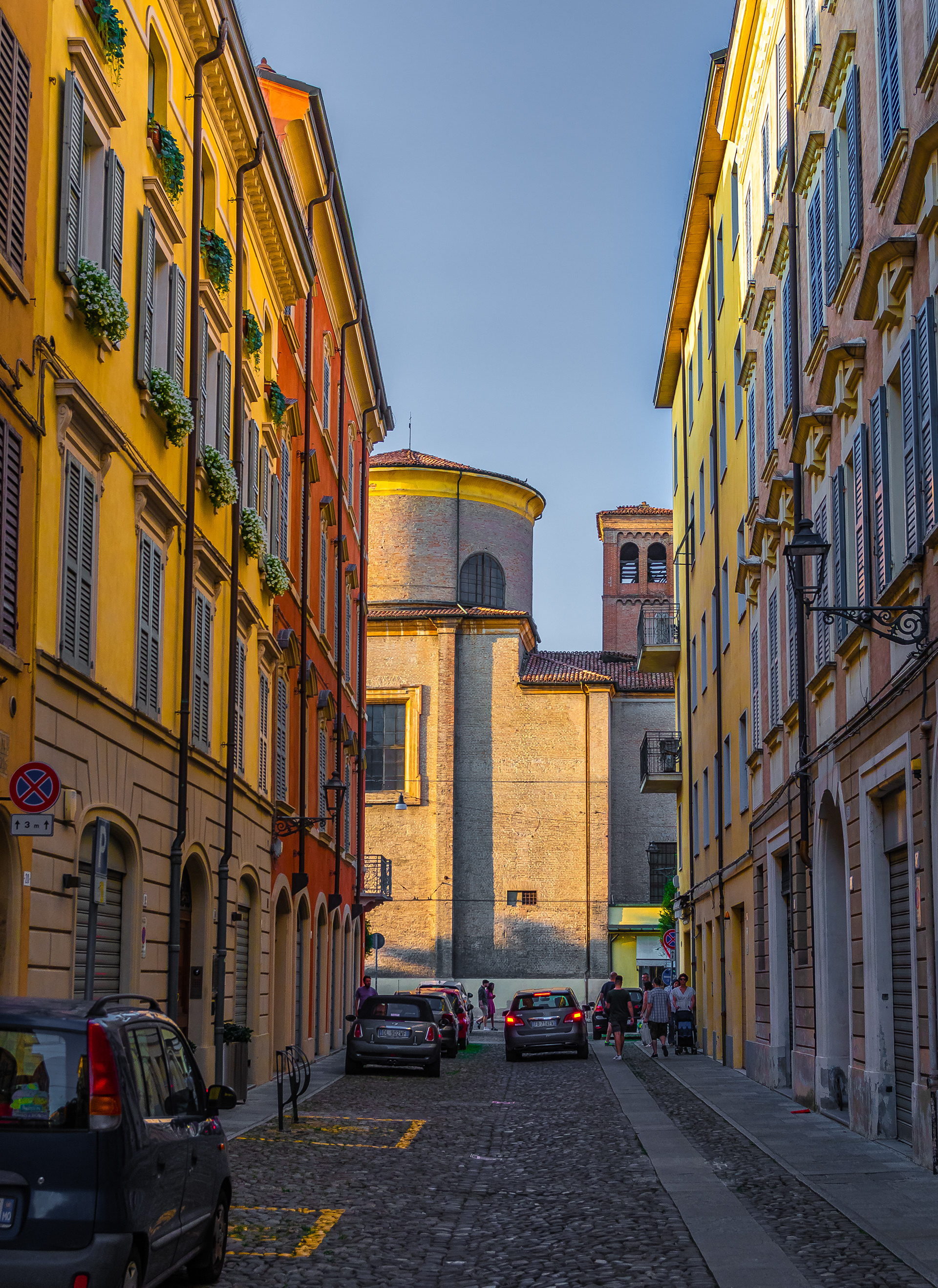 Al fondo, la Parrocchia di San Biagio